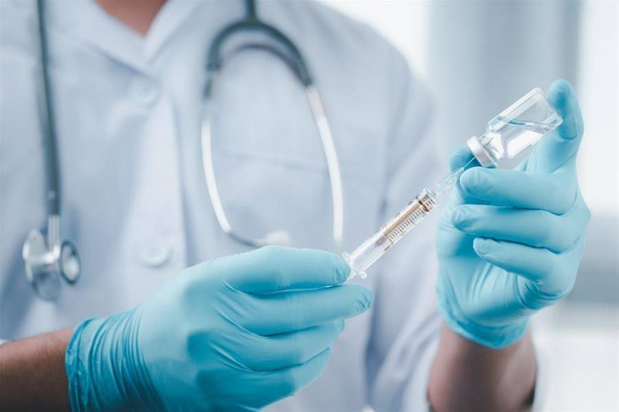 Όσοι υγειονομικοί δεν εμβολιάζονται, να απαλλάσσονται των καθηκόντων τους